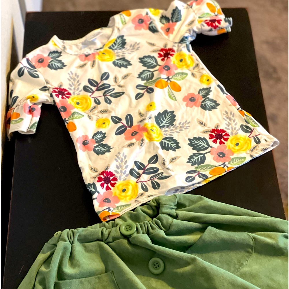 Skirt set 5T never worn